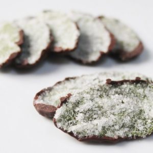feuilles de menthe cristallisees au chocolat 1024x694 1